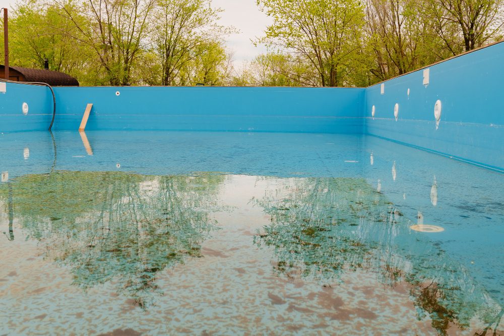 Como limpar uma piscina muito suja?