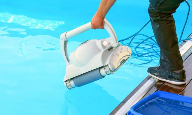 limpeza de piscinas: profissional limpando piscina