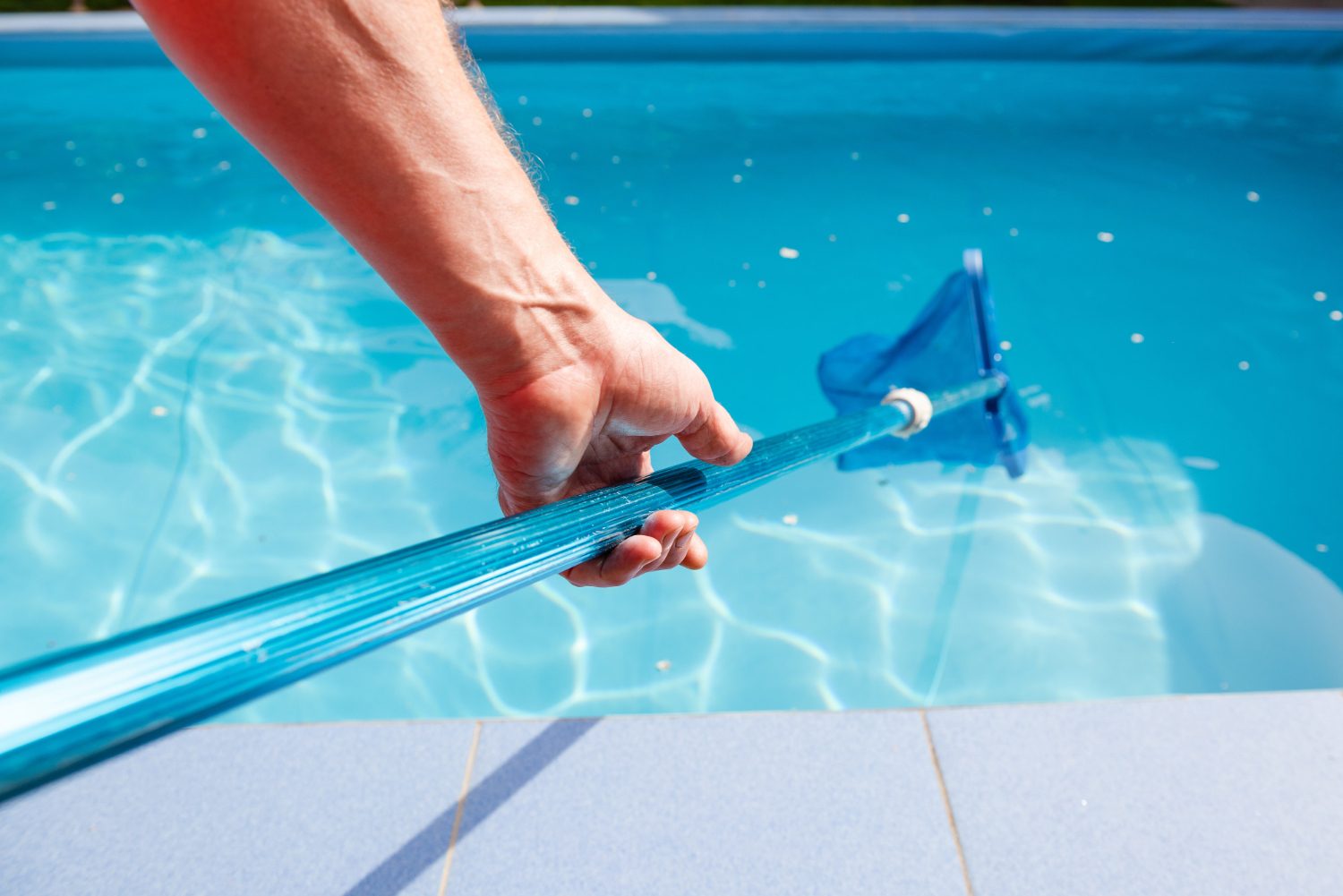 como limpar piscina de plástico: profissional limpando piscina