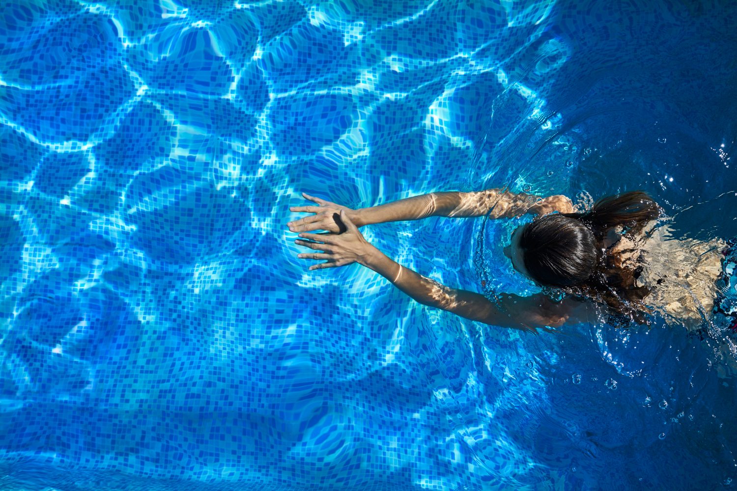 limpeza de piscinas de clube: mulher mergulhando
