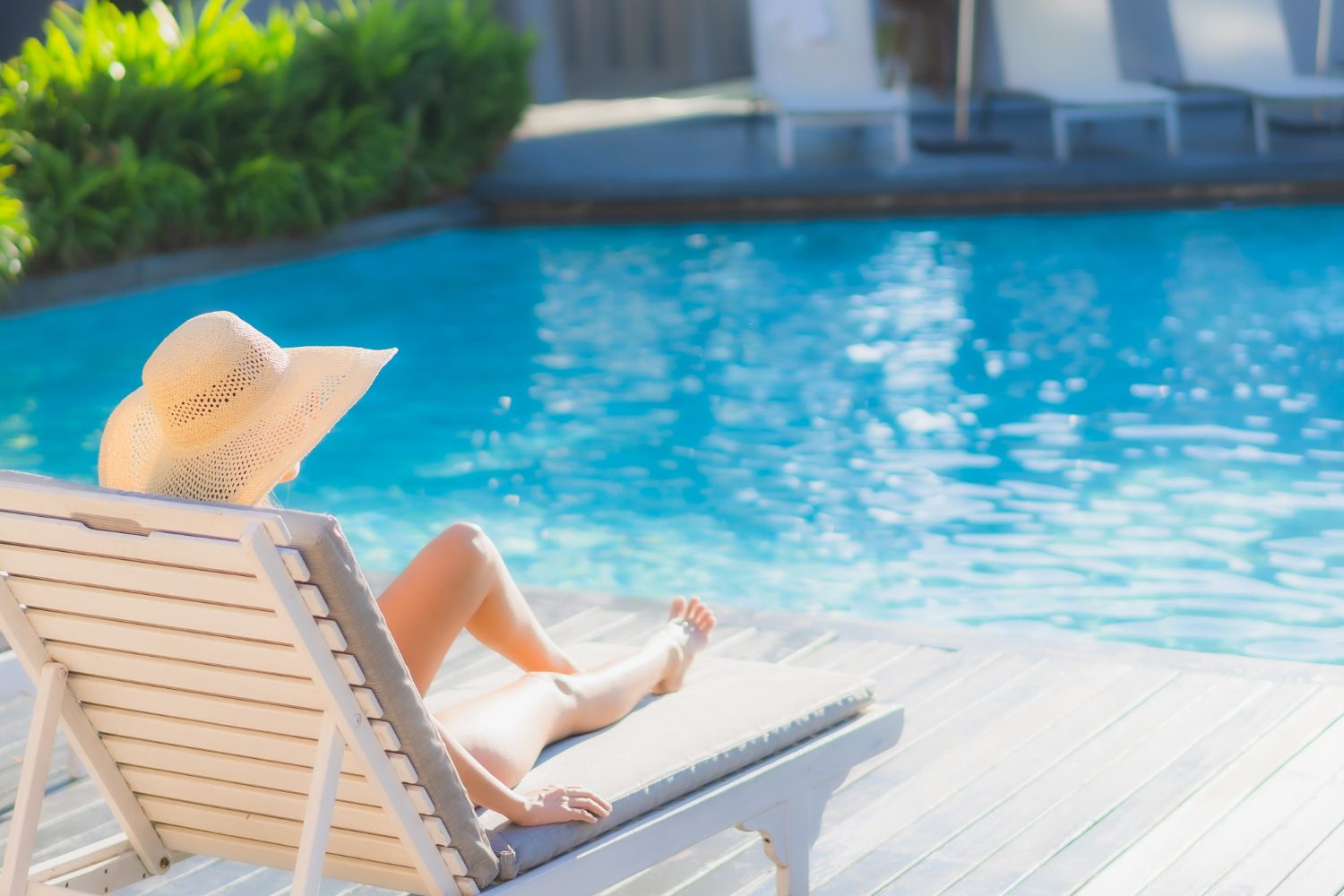 Limpeza de piscinas de Hotel: mulher sentada na espreguiçadeira de hotel