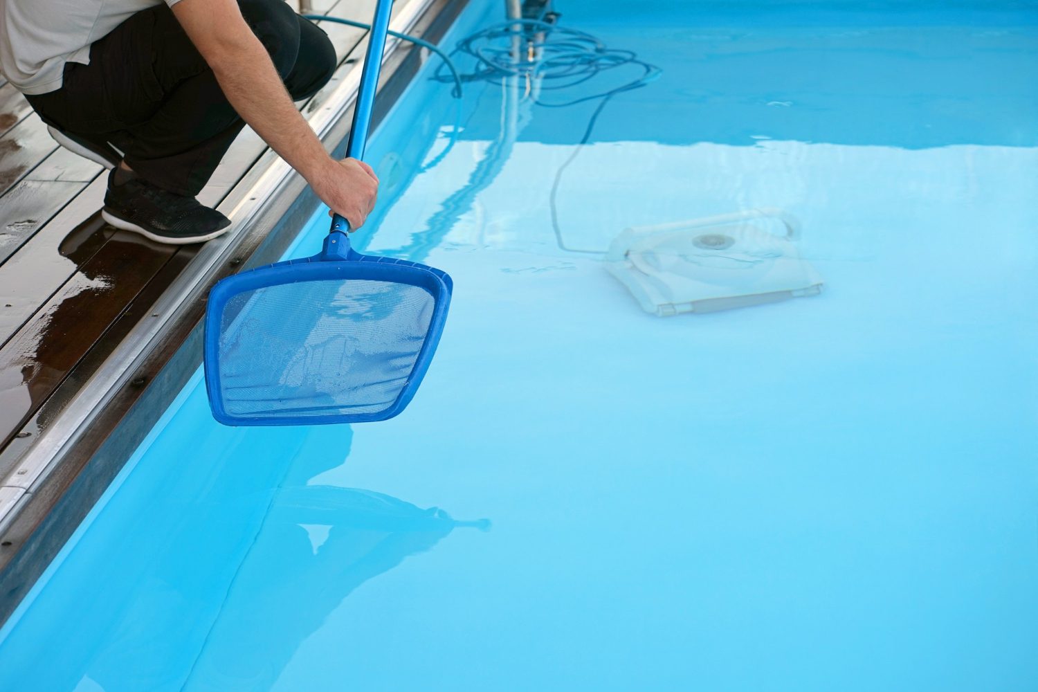 profissional limpando uma piscina