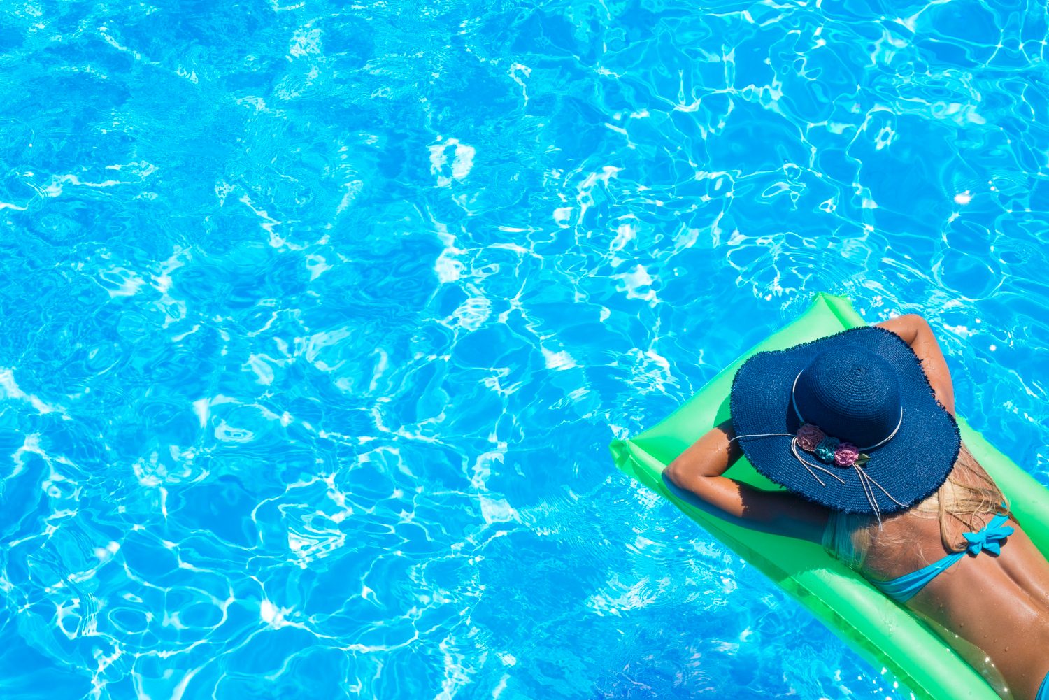 mulher bonita na piscina