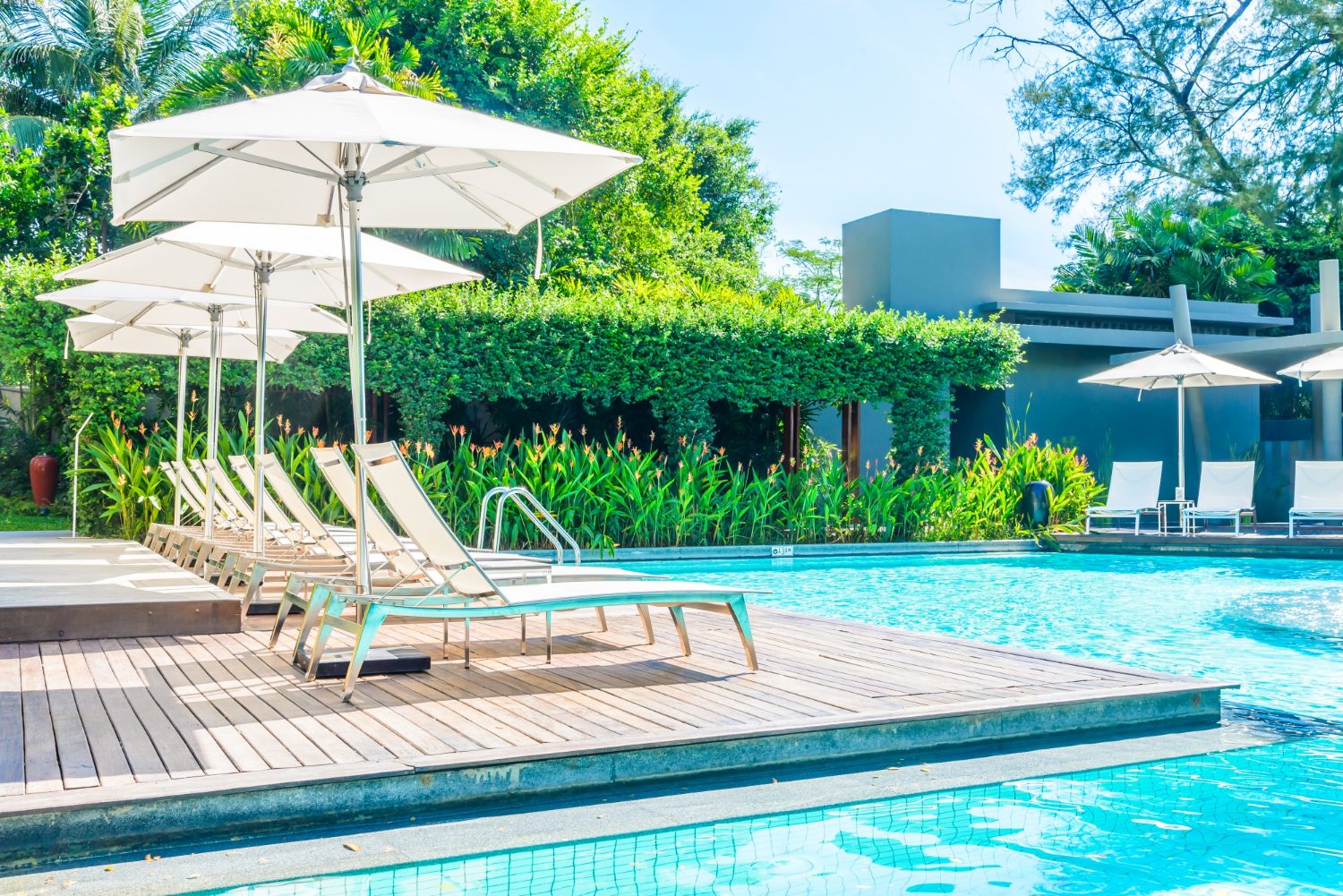como clarear a água da piscina