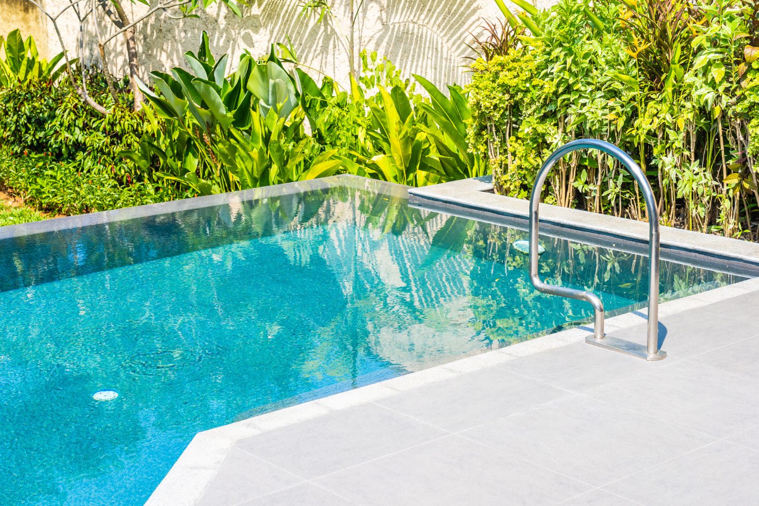 como clarear a água da piscina
