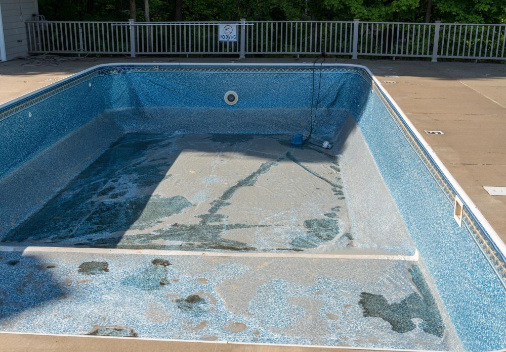 piscina muito suja