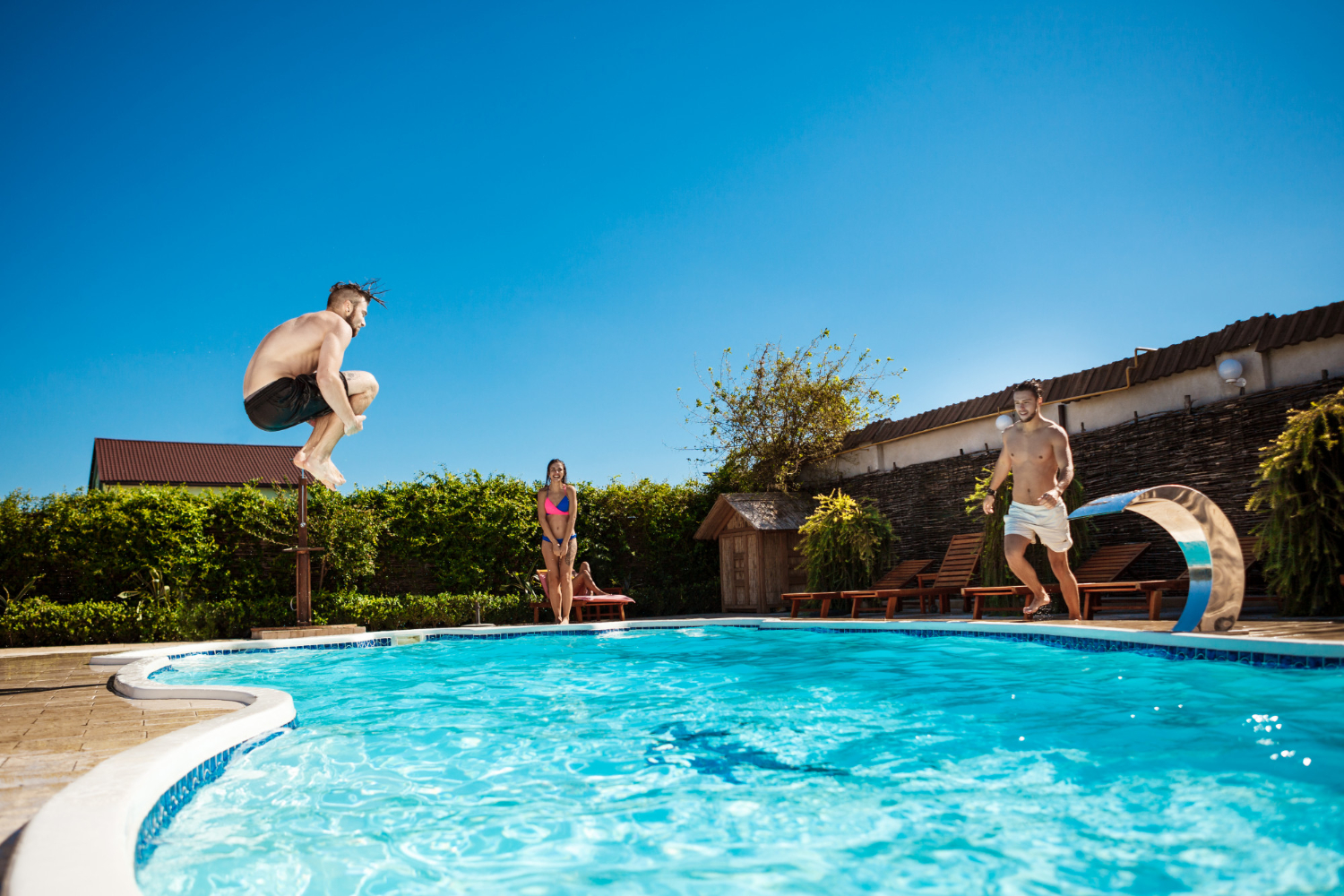 Piscinas sustentáveis: como economizar água e energia na sua área de lazer