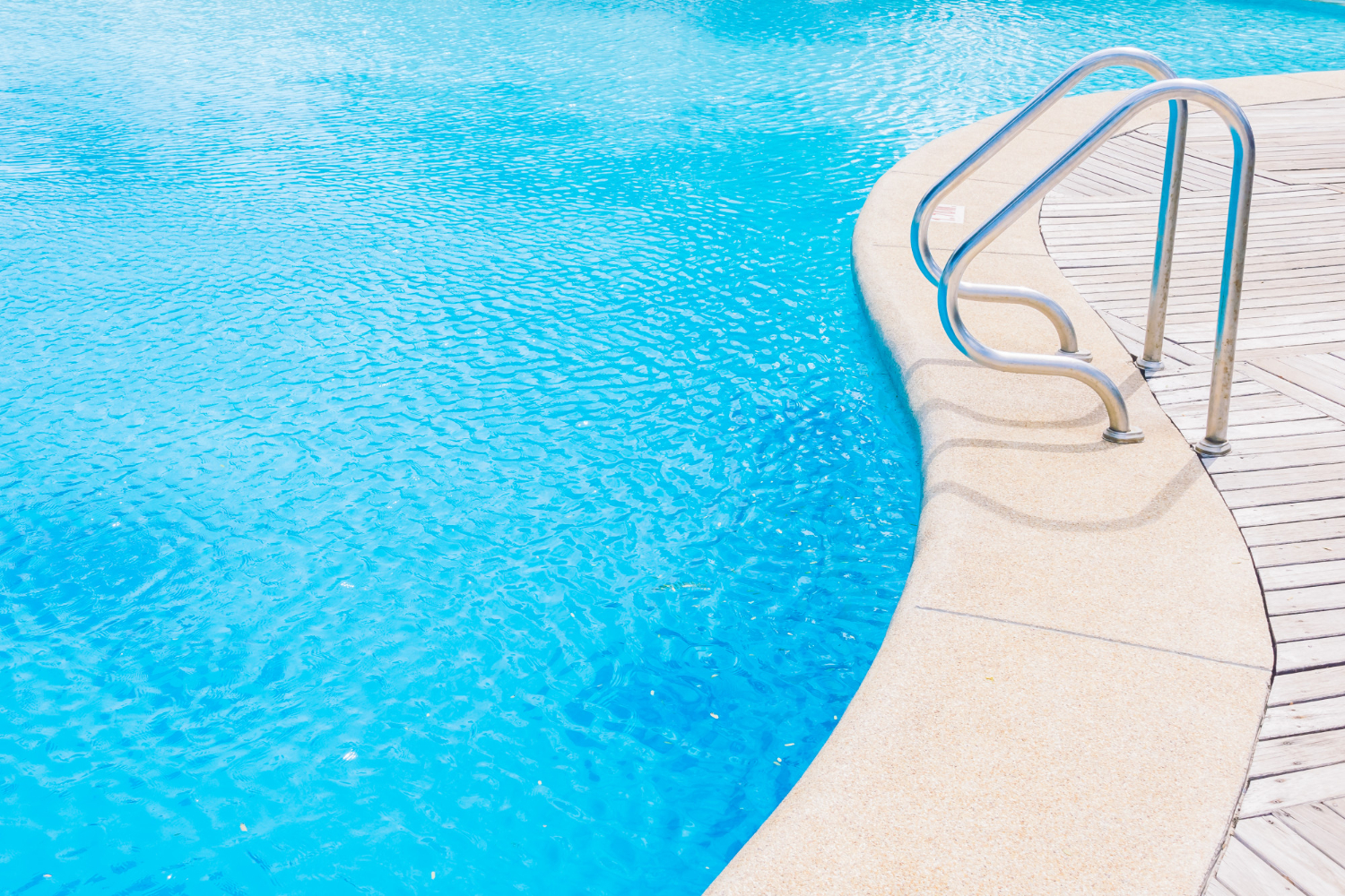 Iluminação de piscinas: criando o ambiente perfeito para noites de verão