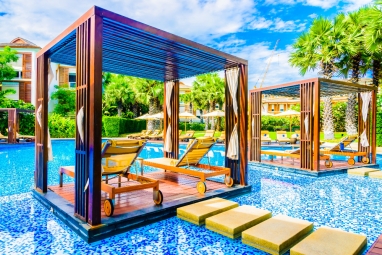 Toldos para área da piscina: como garantir sombra e conforto nos dias quentes