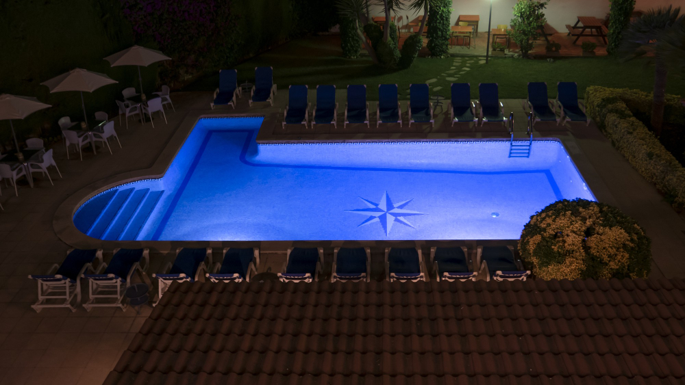 Iluminação para piscinas: unificando segurança e estética