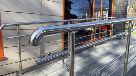 Instalação de corrimão: segurança, acessibilidade e valorização de ambientes com corrimão de inox